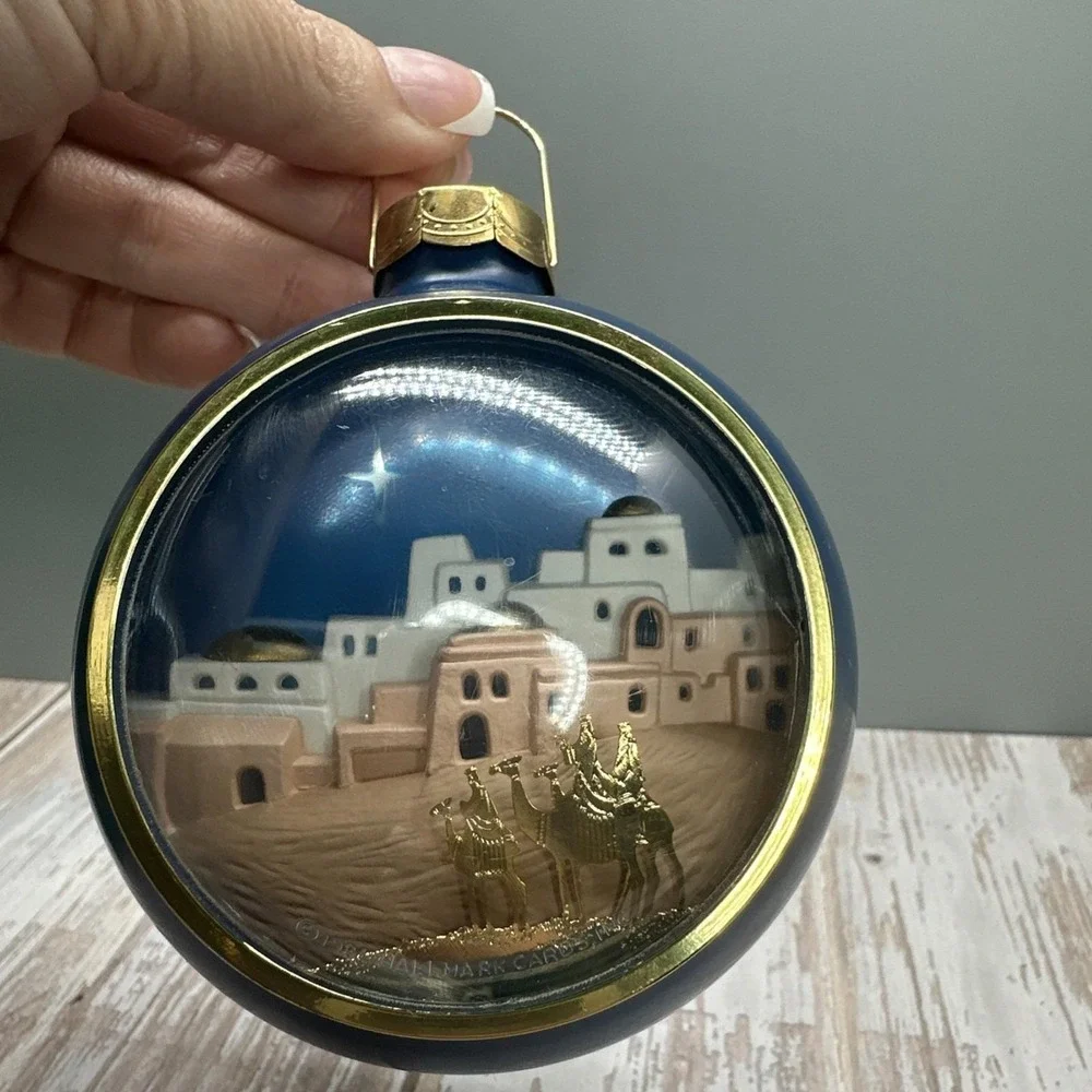 Vintage Hallmark‎ Keepsake Ornament Lighted Nativity 1984 QLX7000-1 with Box